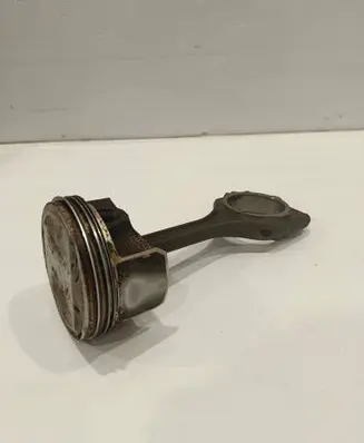 Mitsubishi Outlander Piston with connecting rod