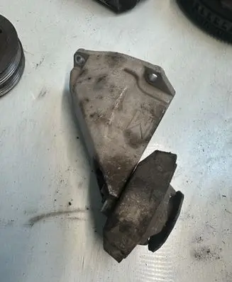 Volkswagen PASSAT B5 Gearbox mounting bracket 8D0399113AG