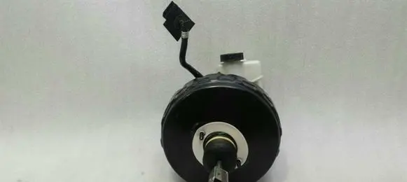 Mercedes-Benz CLS C218 AMG Brake booster A2124302130