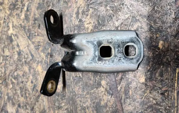 Citroen C3 Aircross Front door upper hinge P18199