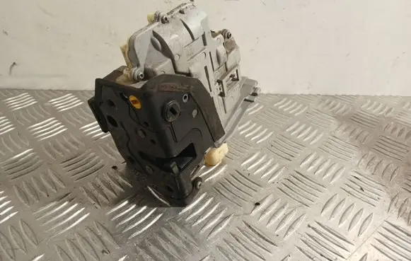 Volkswagen PASSAT B6 Rear door lock 3C4839015A