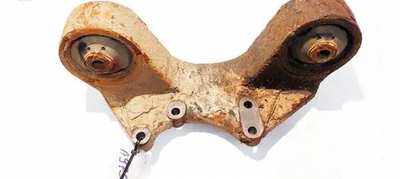 Suzuki Grand Vitara II Engine mount bracket