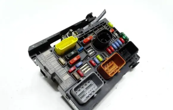 Peugeot 407 Fuse module 9667044980
