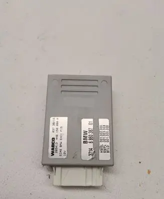 BMW X5 F15 Air suspension control unit module (rear) 6860387