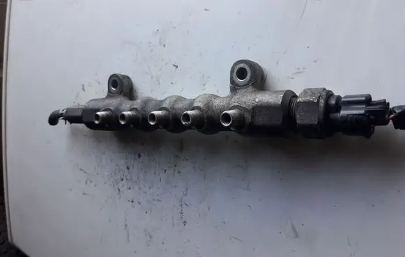 Toyota Avensis T250 Fuel distributor 