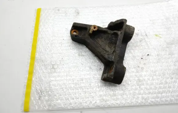 Toyota Land Cruiser (J150) Engine mounting bracket