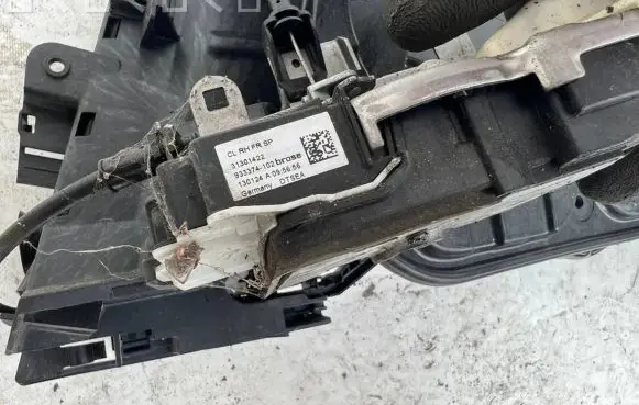Volvo V40 Front door lock 8301422