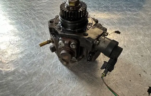 Renault Koleos I Fuel injection high pressure pump H8200690744 8200690744