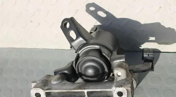 Toyota Avensis T270 Engine mount bracket