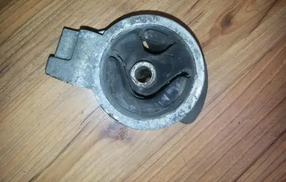Volvo S40, V40 Engine mount bracket