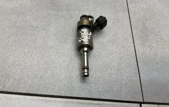 Nissan Juke I F15 Fuel injector 166001KC0A