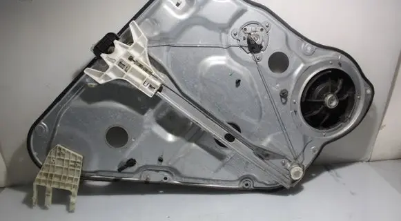 Rear door manual window regulator