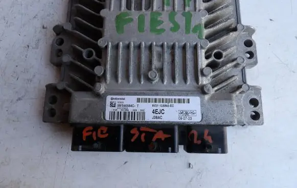 Ford Fiesta Engine control unit/module 8V2112A650EC J38AC 5WS40584CT