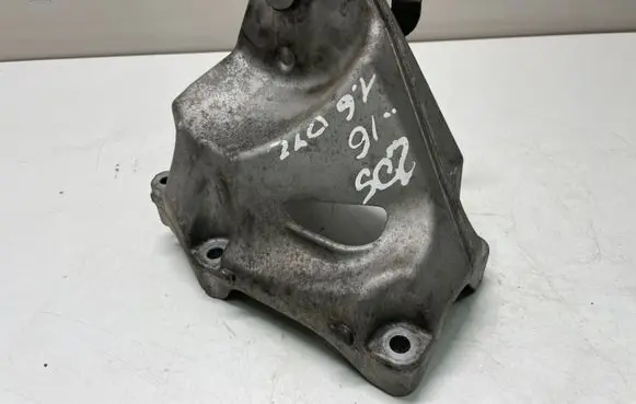 Mercedes-Benz C W205 Engine mounting bracket A6262230100