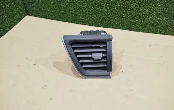 Renault Trafic III (X82) Dash center air vent grill 687618396R 687618396