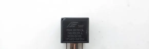 Volkswagen Golf IV Other relay 7M0951253A 95VW10K705CA V23136J6X45