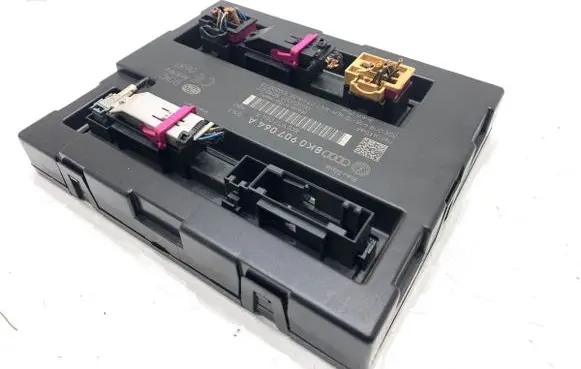 Audi A5 8T 8F Central body control module 8K0907064A