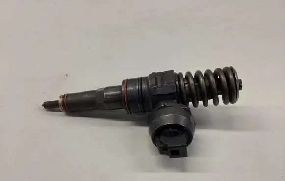Volkswagen Golf IV Fuel injector 045130073T
