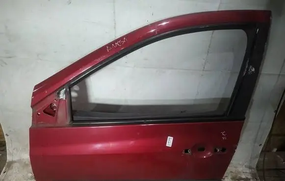 Renault Clio III Front door raudonos