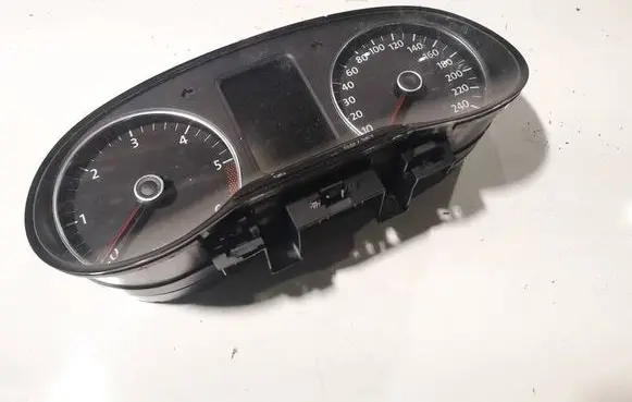 Volkswagen Cross Polo Speedometer (instrument cluster) 6R0920861