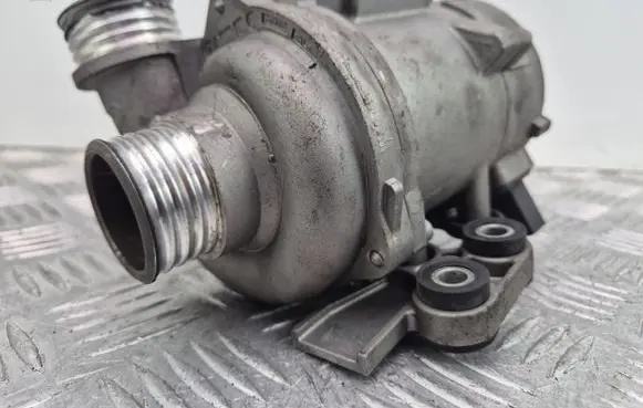 BMW 5 F10 F11 Water pump 7583836