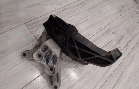 Engine mount vacuum valve