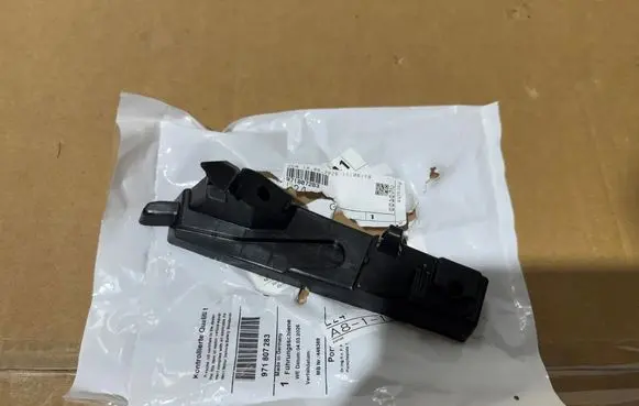 Porsche Panamera (971) Front bumper mounting bracket 971807283