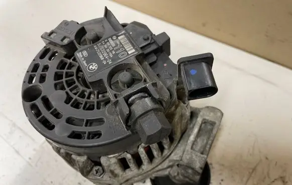 BMW 1 E81 E87 Generator/alternator 0124325116 753296404 753296804