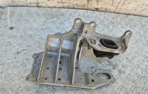 Engine mounting bracket