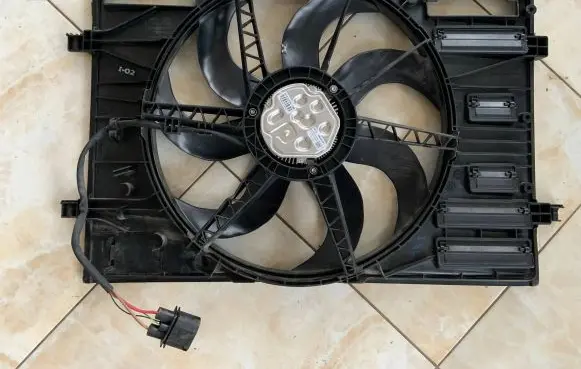 Volkswagen Jetta VII Radiator cooling fan shroud 5QM121203H 5QM121205J 5QM959455T