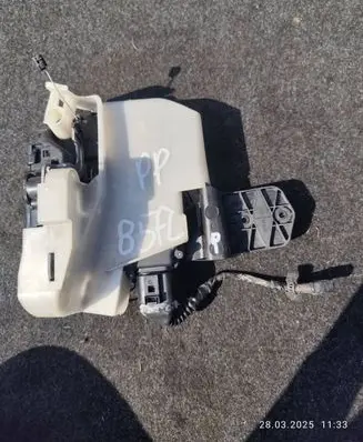 Volkswagen PASSAT B5.5 Front door lock 3B0837868 117626103