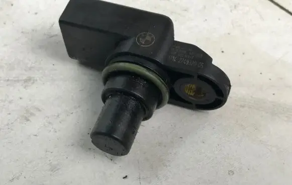 BMW 5 E39 Camshaft speed sensor 2249320 13627796054 12142249320