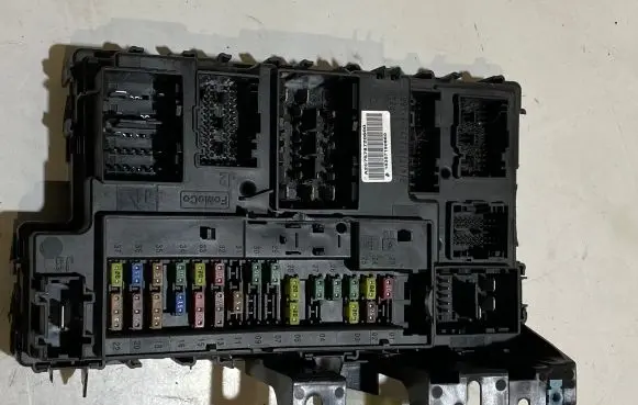 Ford Mustang VI Fuse module JR3T15604