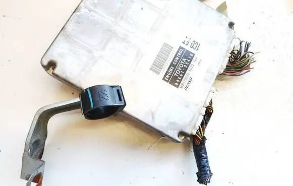 Toyota Avensis T220 Engine control unit/module 8966105410
