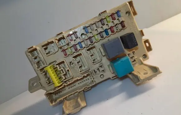 Toyota Avensis T250 Fuse module 82641CA010F 4230396953 03060602235802