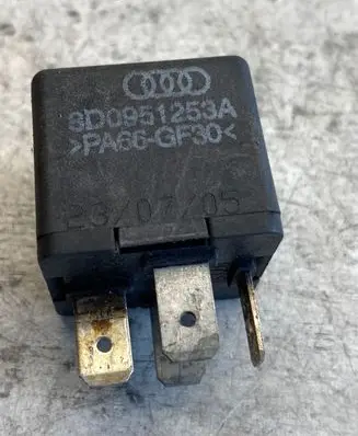 Volkswagen PASSAT B5.5 Other relay 8d0951253a