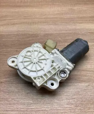 Mercedes-Benz E W211 Front door window regulator motor A2118203042 993627101