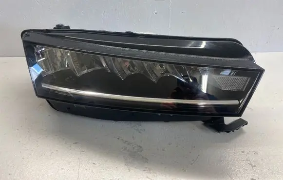 Skoda Octavia Mk4 Headlight/headlamp 5E4941016 030111823200 LE18A6418