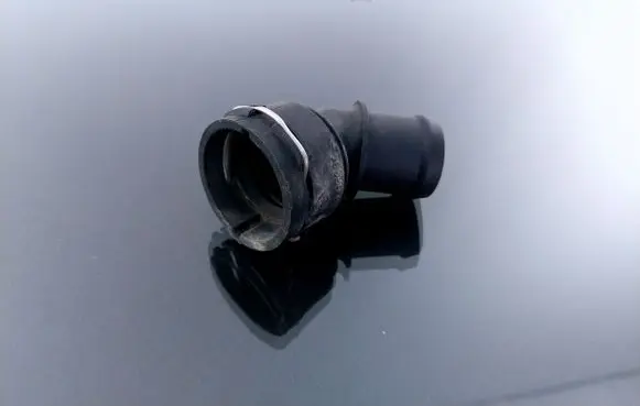 Volkswagen PASSAT B5 Engine coolant pipe/hose 1J0121619