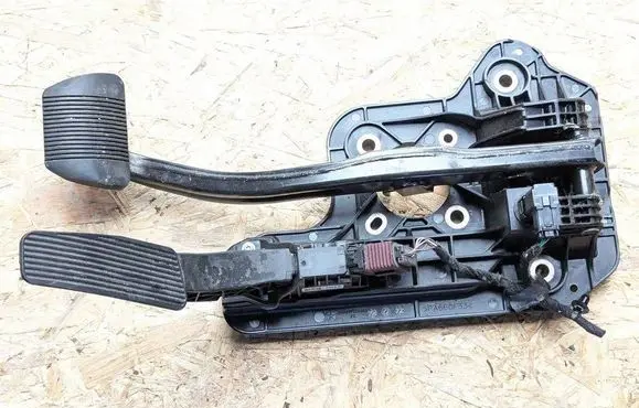 Chrysler Pacifica Accelerator throttle pedal 04581677AB 93446300 144701