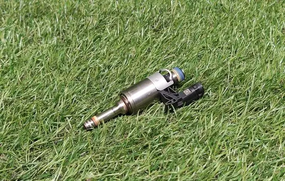 Volkswagen Jetta VI Fuel injector 04E906036E 0261500132