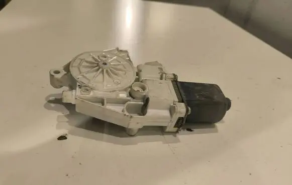 Mercedes-Benz GLE (W166 - C292) Front door window regulator motor A1669060301