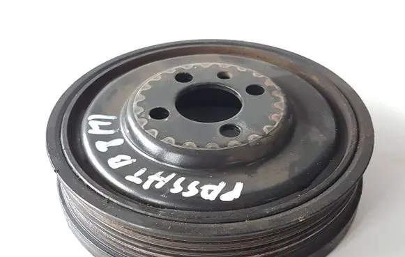 Volkswagen PASSAT B8 Crankshaft pulley 04L105243V