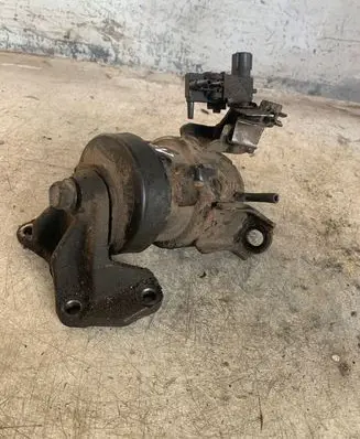 Lexus ES 250 - 300 - 330 Engine mount bracket