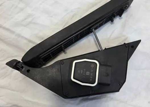 Mercedes-Benz E AMG W212 Accelerator throttle pedal A2043000004