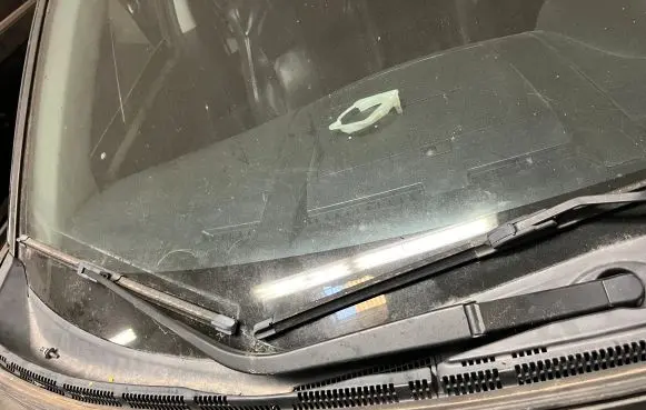 Peugeot 4007 Front wiper blade arm