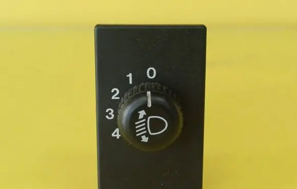 Suzuki Swift Cultus Headlight level height control switch 60E00