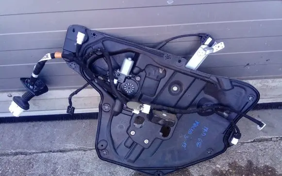 Mazda 3 II Front door window regulator with motor