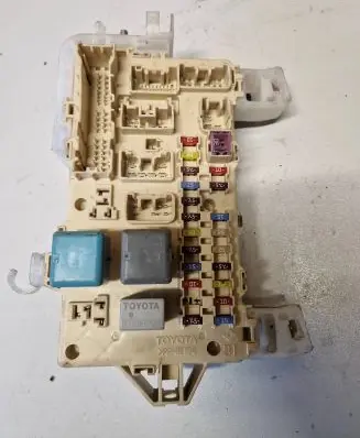 Toyota Corolla Verso AR10 Fuse module 892210F030 04121513033101