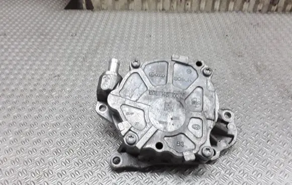 Volkswagen Golf VI Vacuum pump 03L145100